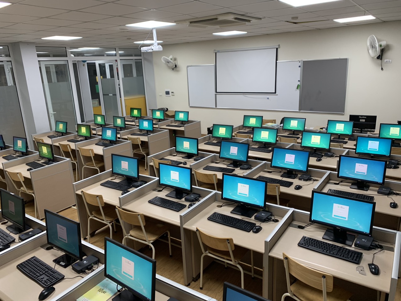 du-an-lap-dat-phong-may-tinh-tai-truong-lien-cap-edison-cktvina.com.vn