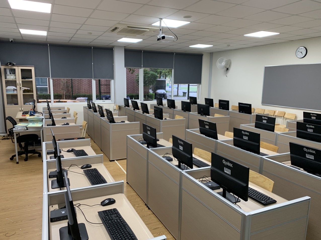 du-an-lap-dat-phong-may-tinh-tai-truong-lien-cap-edison-cktvina.com.vn